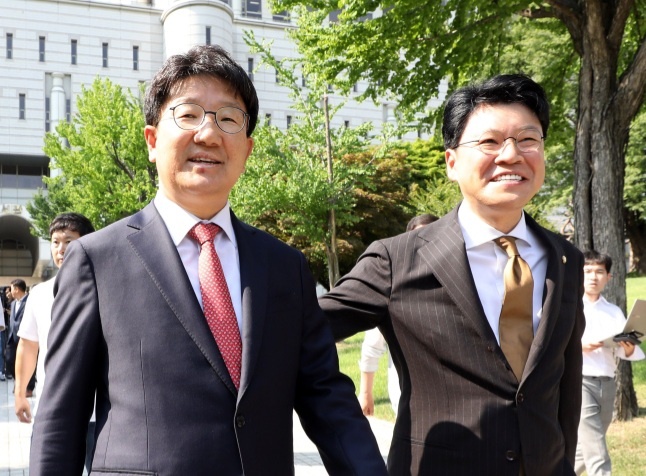 2019년 6월 당시 자유한국당(국민의힘 전신) 장제원(오른쪽) 의원이 ‘강원랜드 채용 비리’ 의혹 1심에서 무죄를 선고받은 권성동 의원을 반갑게 마중하는 모습. 뉴스1 