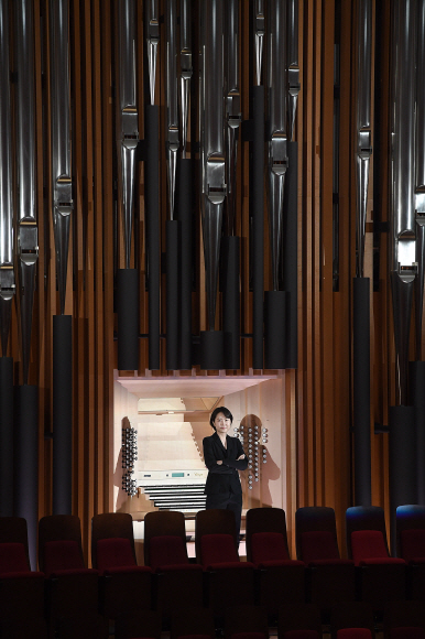 서울 송파구 롯데콘서트홀의 12m 높이 파이프오르간 앞에 선 최규미.  오장환 기자  