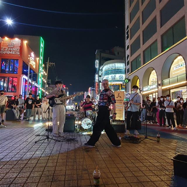 4인조 밴드 ‘분리수거’(왼쪽부터 기타 염만제씨, 드럼 최현석씨, 보컬 김석현씨, 베이스 최현수씨)가 지난 3일 저녁 서울 마포구 홍대거리에서 버스킹 공연을 하고 있다.