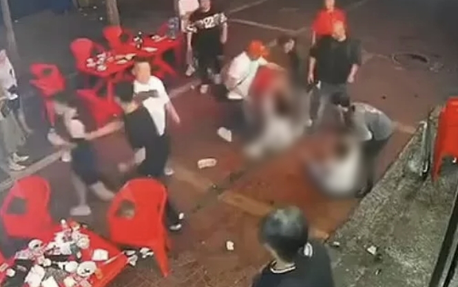 지난 10일 중국 허베이성 탕산시의 한 음식점에서 식사를 하던 한 여성이 남성들로부터 폭행 당하는 모습. 중국 웨이보 캡처