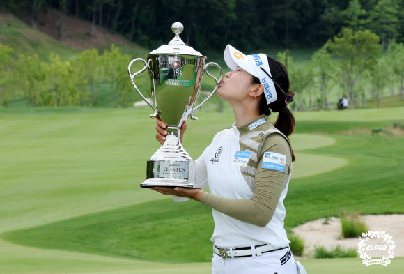 박민지가 12일 강원 양양군 설해원 더 레전드 코스에서 열린 ‘한국여자프로골프(KLPGA) 투어 셀트리온 퀸즈 마스터즈’ 대회에서 우승을 차지한 뒤 우승 트로피에 입을 맞추고 있다. 박민지는 ‘와이어투와이어’ 우승으로 타이틀 방어에 성공했다. KLPGA 제공