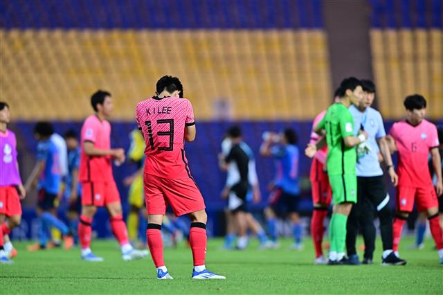 이강인(등번호 13번) 등 한국 23세 이하(U-23) 축구 대표팀 선수들이 12일 밤 우즈베키스탄 타슈켄트 파흐타코르 스타디움에서 열린 2022 아시아축구연맹(AFC) U-23 아시안컵 8강전에서 일본에 0-3으로 완패해 탈락한 뒤 낙담하고 있다. 대한축구협회 제공