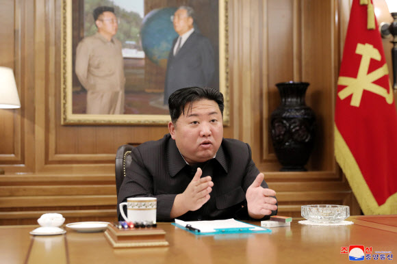 김정은 북한 국무위원장이 당 비서국 회의를 열어 당내 규율준수 기풍을 세우고 간부들의 ‘비혁명적 행위’에 강도 높게 투쟁해야 한다고 다그쳤다. 2022.6.13 연합뉴스