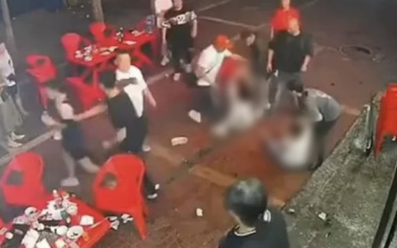 지난 10일 새벽 2시 40분쯤 중국 허베이성 탕산의 한 식당에서 발생한 폭행 사건. 주변 사람들이 폭행을 지켜만 보고 있다. 웨이보 캡처