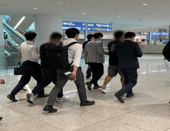 경찰이 베트남에서 보이스피싱범 2명을 직접 붙잡아 인천국제공항으로 함께 입국하고 있다.