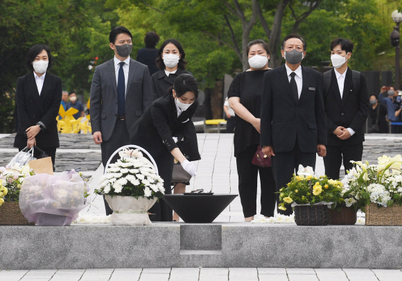 김건희 여사가 13일 경남 김해시 진영읍 봉하마을 고 노무현 전 대통령 추모비를 찾아 분향 하고있다. 2022.6.13 대통령실사진기자단