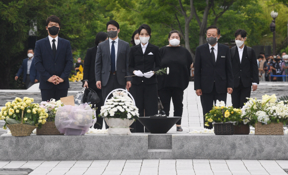 김건희 여사가 13일 경남 김해시 진영읍 봉하마을 고 노무현 전 대통령 추모비를 찾아 헌화 하고있다. 2022.6.13 대통령실사진기자단
