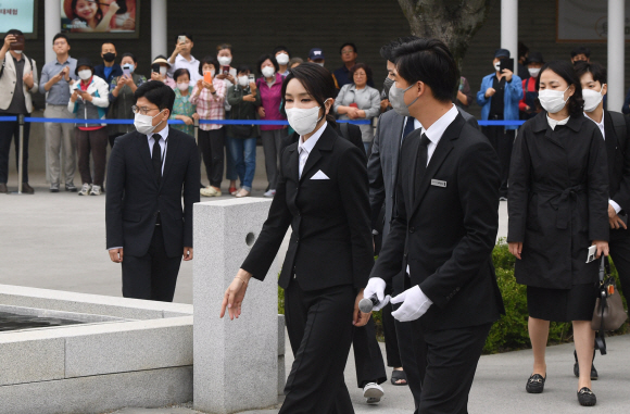 김건희 여사가 13일 경남 김해시 진영읍 봉하마을 고 노무현 전 대통령 추모비에 도착하고 있다. 2022.6.13 대통령실사진기자단