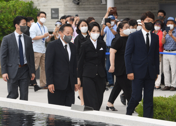 김건희 여사가 13일 경남 김해시 진영읍 봉하마을 고 노무현 전 대통령 추모비를 찾고있다. 2022.6.13 대통령실사진기자단