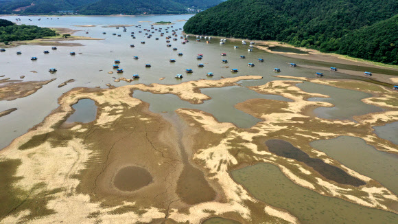 군데군데 바닥 드러낸 저수지