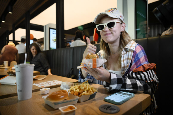 러시아 맥도날드는 12일(현지시간) ‘브쿠스노이 또치카’라는 새 브랜드명으로 재개장했다. AP뉴시스