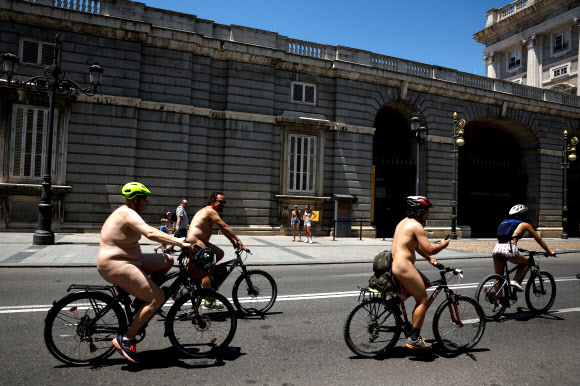 “너무 더운걸”…나체로 자전거 시위 벌이는 마드리드 시민