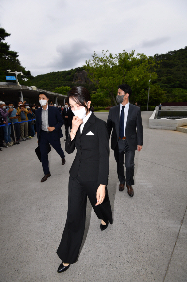 김건희 여사가 13일 경남 김해시 진영읍 봉하마을 고 노무현 전 대통령 묘역에서 분향 헌화를 마친 후 사저로 향하고 있다. 2022. 6. 13 박지환 기자