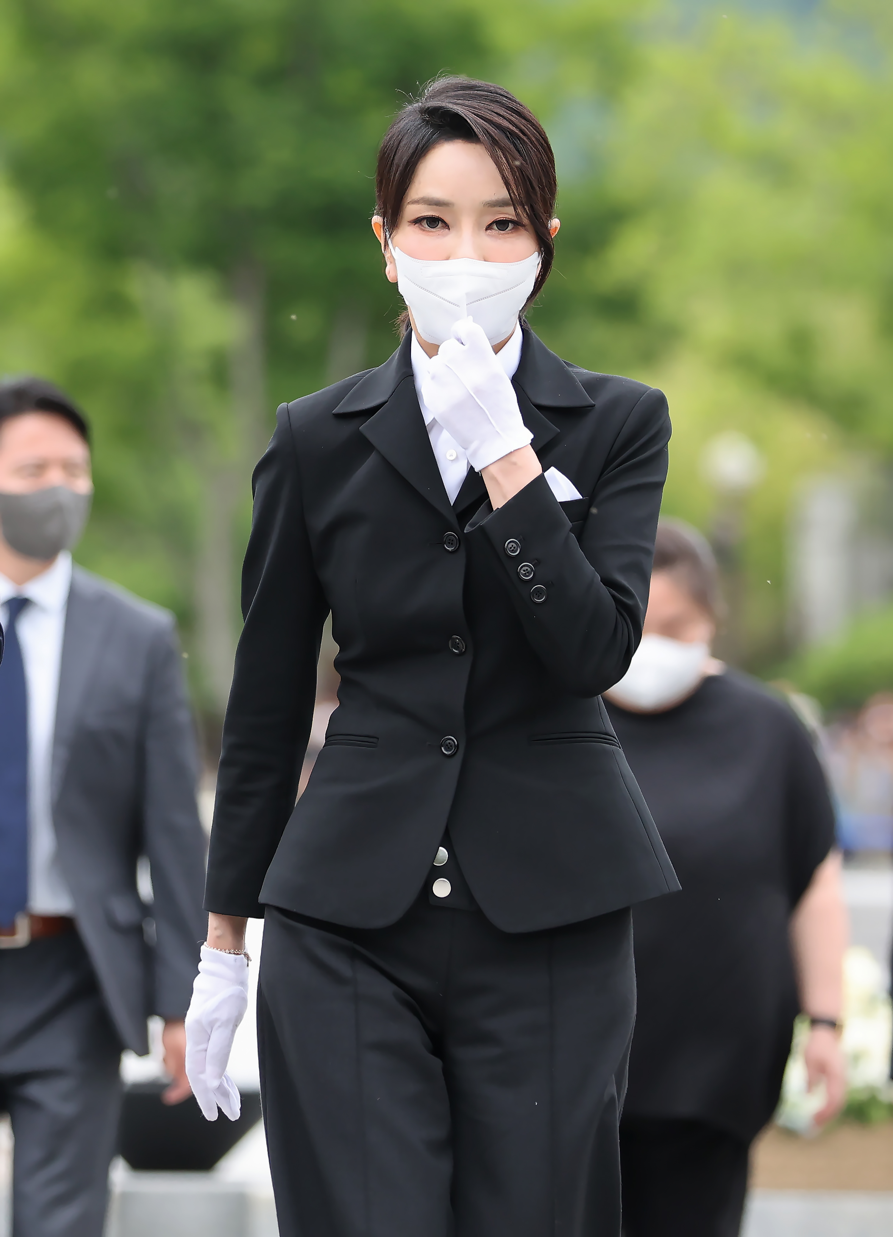 윤석열 대통령의 배우자 김건희 여사가 13일 오후 경남 김해시 진영읍 봉하마을을 방문해 고(故) 노무현 전 대통령 묘역을 참배하고 있다.  2022.6.13 연합뉴스