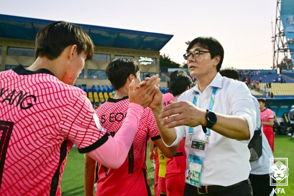 지난 12일 우즈베키스탄 타슈켄트의 파흐타코르 스타디움에서 열린 ‘2022 아시아축구연맹(AFC) U23(23세 이하) 아시안컵’ 8강전에서 일본에 0-3으로 대패한 한국 축구대표팀 선수들을 황선홍(오른쪽) 감독이 다독이고 있다. 대한축구협회 제공