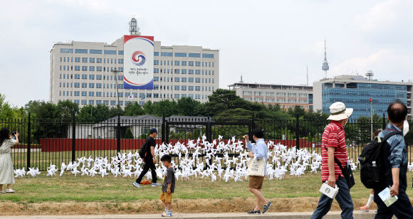 대통령 집무실 인근 서울 용산공원 시범개방 행사를 찾은 시민들이 국민의 바람정원 앞을 오가고 있다. 2022.6.12 연합뉴스