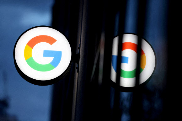 미국 뉴욕 맨해튼의 한 구글 스토어에 구글 로고가 보인다. 2021.11.17 로이터 연합뉴스