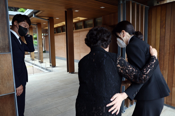 김건희 여사가 13일경남 김해시 진영읍 봉하마을 고 노무현 전 대통령 사저에서 권양숙 여사를 예방하고 있다. 2022.6.13 대통령실 제공