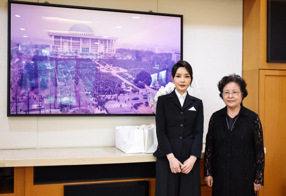 김건희 여사가 13일경남 김해시 진영읍 봉하마을 고 노무현 전 대통령 사저에서 권양숙 여사를 예방하고 있다. 2022.6.13 대통령실 제공