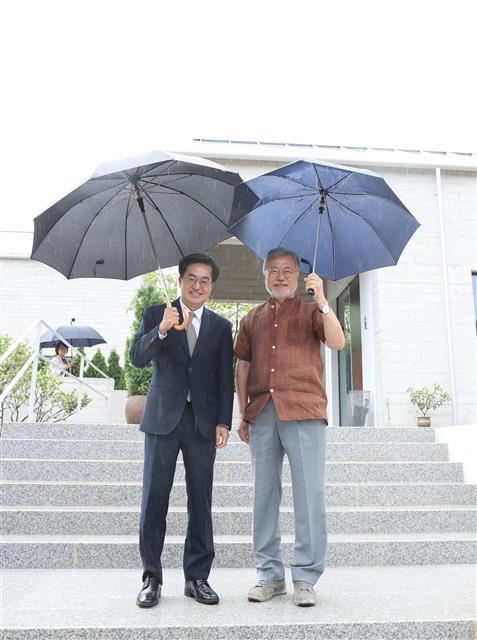 우산 든 김동연 당선인과 문재인 전 대통령