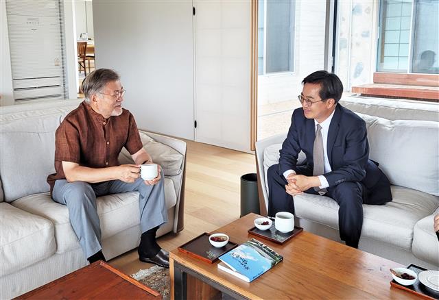 문재인, 김동연에 “경기도민 삶의 질 향상에 매진” 덕담