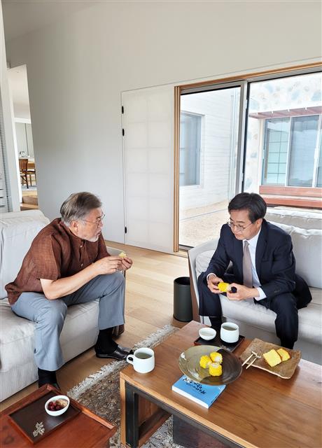 문재인, 김동연에 “경기도민 삶의 질 향상에 매진” 덕담