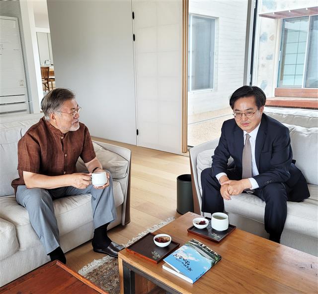 문재인 전 대통령과 대화하는 김동연 당선인