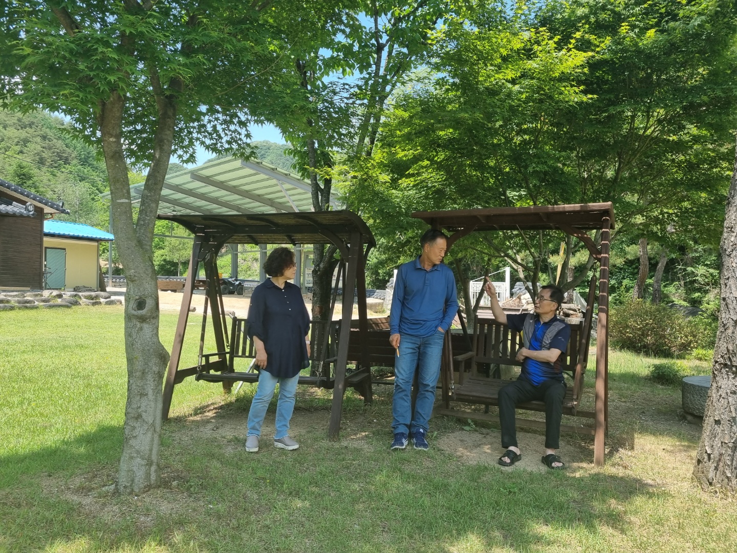 퇴직 공무원인 김영숙씨(왼쪽부터), 신남희씨, 김기섬씨가 강원 영월의 은퇴자 공동체 마을에서 여유로운 시간을 보내고 있다.