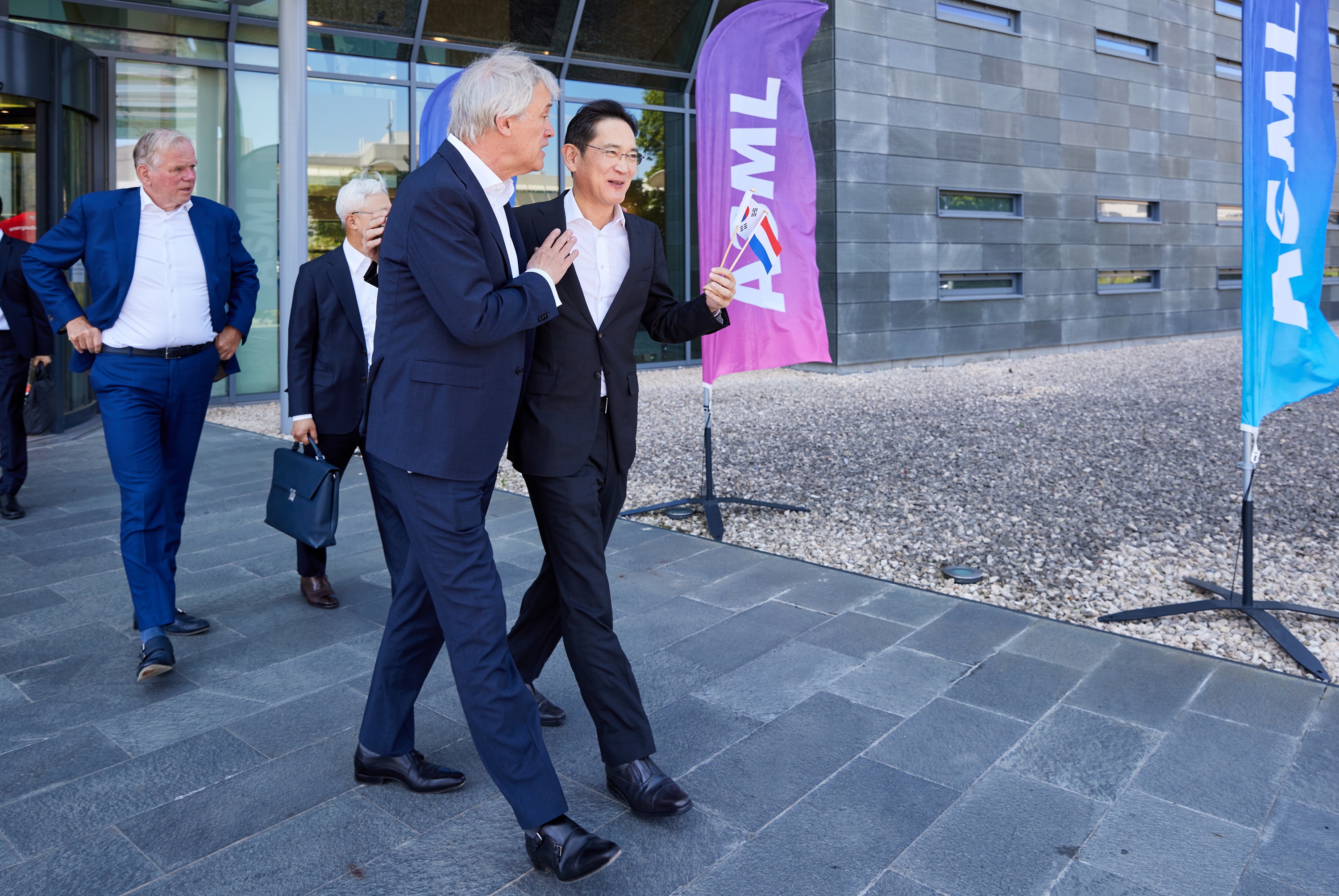 이재용(오른쪽) 삼성전자 회장이 지난 6월 14일 네덜란드 에인트호번 ASML 본사를 찾아 피터 베닝크 ASML CEO의 어깨를 감싸안으며 환담하고 있다. 삼성전자 제공