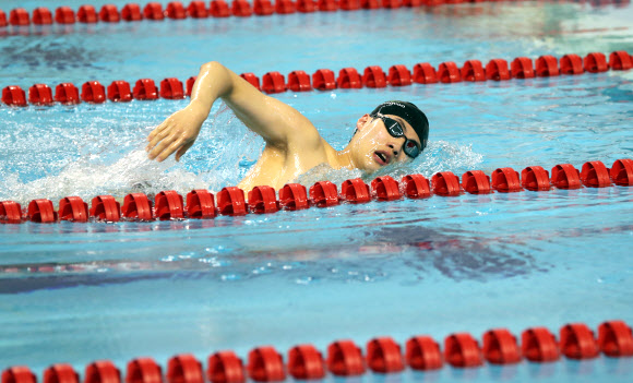 17일 헝가리 부다페스트에서 개막하는 세계수영선수권대회에서 롱코스(50m) 메달에 도전하는 황선우가 지난 14일 충북 진천선수촌에서 훈련을 하고 있다. 진천 연합뉴스