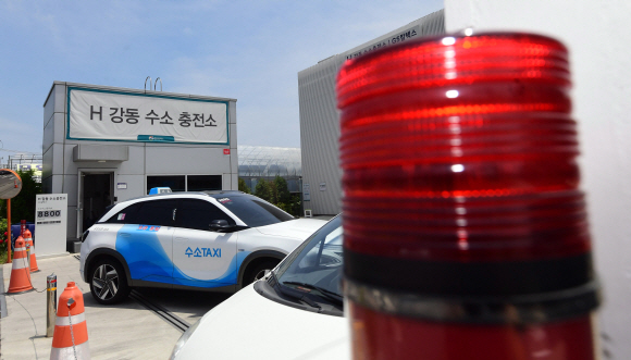 민주노총 화물연대 총파업 닷새째인 12일  수소 공급에 차질이 생기고 있는 가운데  서울 시내의 한 수소충전소에 수소공급을 기다리는 차량들이 주차되어 있다.  2022.06.10  정연호 기자
