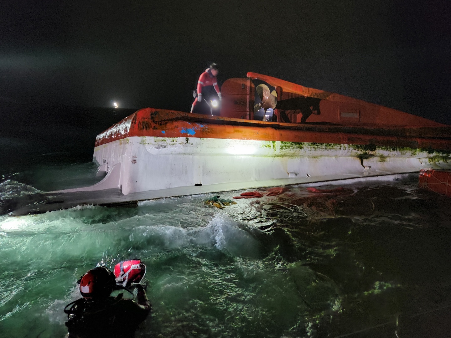 해경이 지난 15일 밤 전복된 어선 위와 해상에서 구조작업을 벌이고 있다. 보령해양경찰서 제공