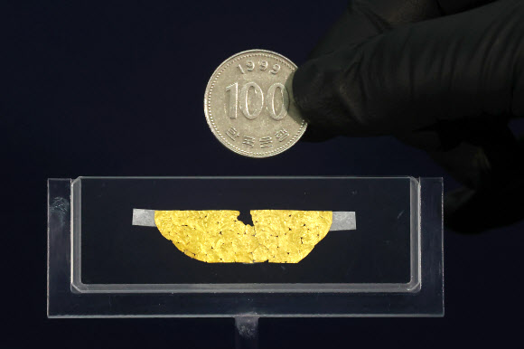 3cm에 담긴 금빛 화조도