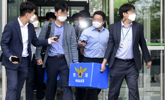 16일 오후 경찰이 경기 성남시청에서 백현동 아파트 개발 사업 의혹 관련 시장실과 건축과 등 10여 곳에 대한 압수수색을 마친후 압수품을 옮기고 있다. 연합뉴스 