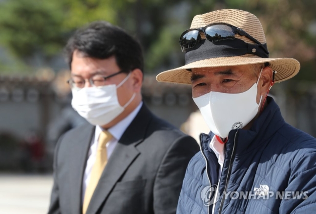 서해 연평도 해상에서 표류 중 북한군에 사살돼 숨진 해양수산부 산하 공무원 이모씨의 형 이래진 씨가 2020년 10월 28일 청와대 분수대 앞에서 ‘정보공개 청구 기자회견’을 하는 모습. 