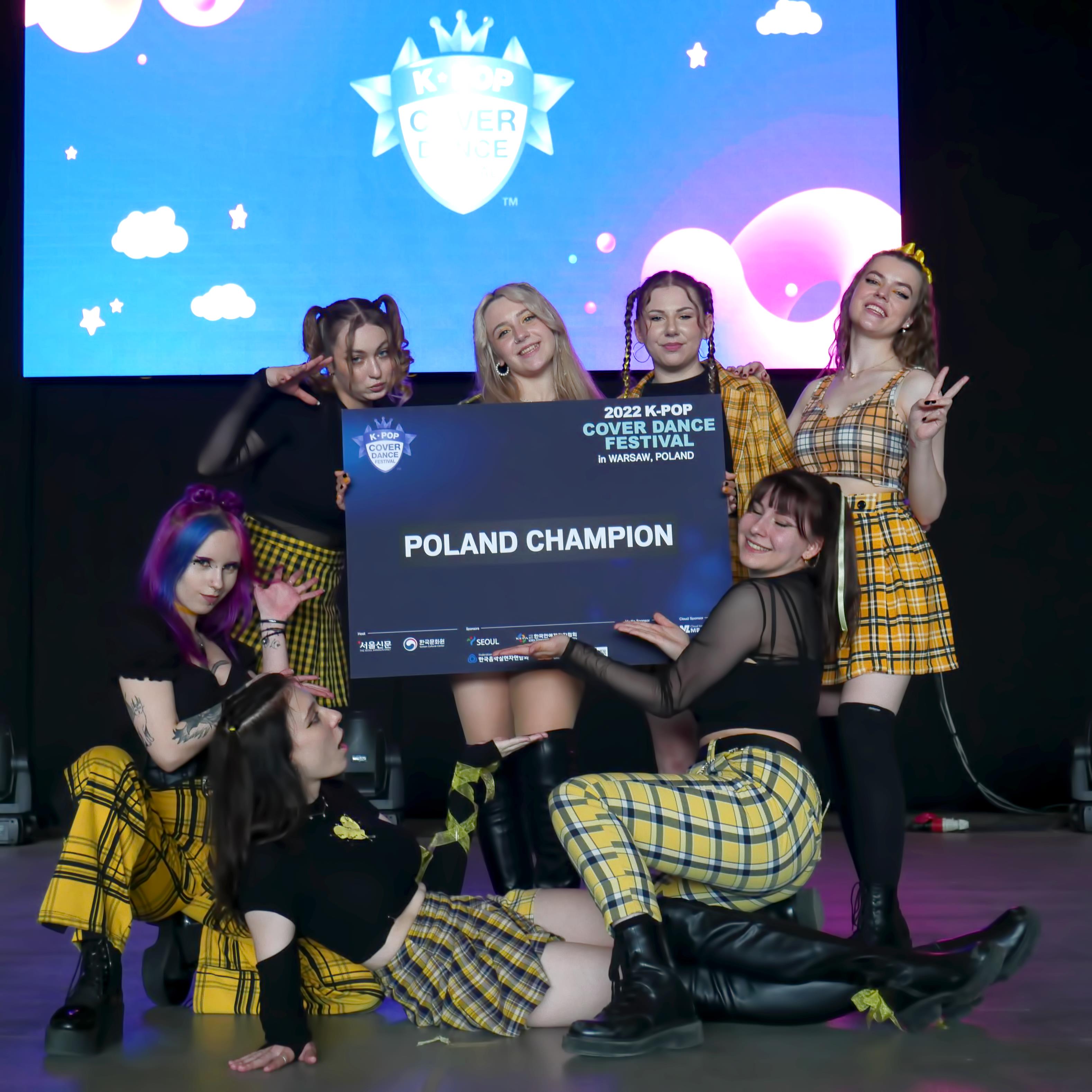 ‘2022 K-POP 커버댄스 페스티벌 인 폴란드’ 우승팀 기념 촬영