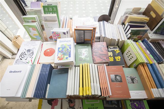 독립출판물을 취급하는 독립서점은 최근 6년 사이 8배가 늘었다. 사진은 서울 마포구에 있는 독립서점 ‘헬로인디북스’ 매대에 놓인 독립출판 서적들. 류재민 기자
