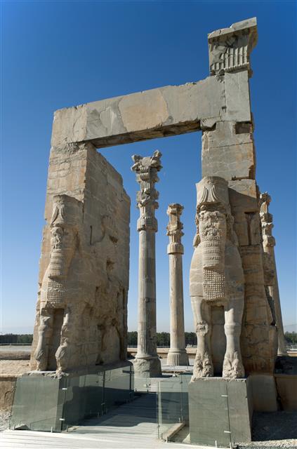 기원전 5세기 고대 아케메네스조 페르시아 제국 페르세폴리스에 세워진 ‘크세르크세스의 문’(만국의 문·위). 외국 사신들이 왕을 만나려면 11m 높이의 이 문을 지나게 돼 페르시아의 위용을 짐작하게 한다. 휴머니스트 제공