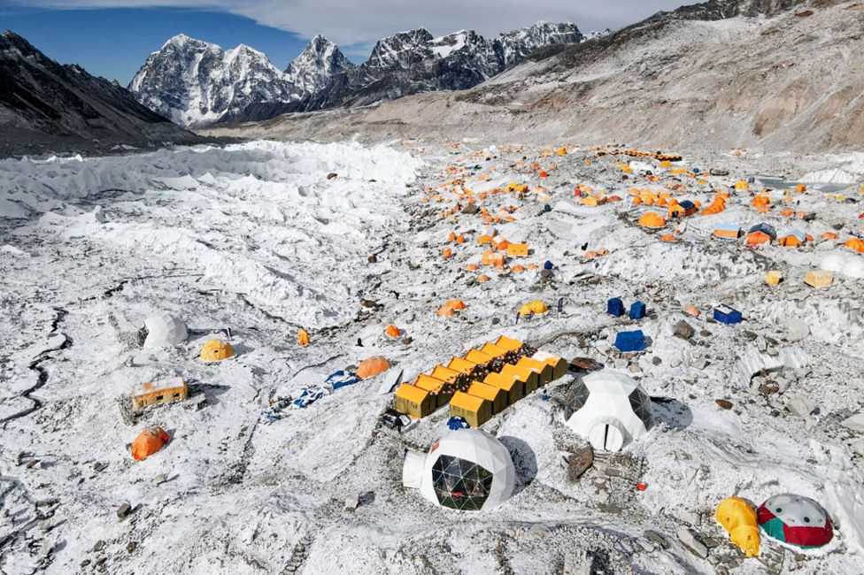 사진으로 보면 쿰부 빙하를 빙 둘러 나가 해발 고도 200~400m 아래 쪽으로 지금의 베이스캠프를 이동시키겠다는 것이 네팔 관광당국의 입장이다. AFP 자료사진