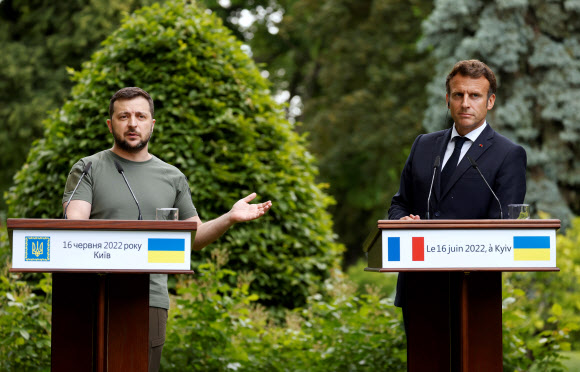 에마뉘엘 마크롱(오른쪽) 프랑스 대통령이 16일(현지시간) 우크라이나 수도 키이우를 방문해 볼로디미르 젤렌스키(왼쪽) 우크라이나 대통령 및 올라프 숄츠 독일 총리, 클라우스 요하네스 루마니아 대통령과 함께한 공동 기자회견에 참석하고 있다. 2022.6.16 AP 연합뉴스