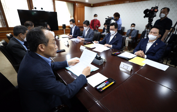 고유가 여파로 민생 부담이 치솟는 가운데 19일 정부서울청사에서 열린 제1차 비상경제장관회의에서 추경호(왼쪽) 경제부총리 겸 기획재정부 장관이 “유류세 인하폭을 7월부터 연말까지 법에서 허용하는 최대한도인 37%까지 확대하겠다”고 모두발언을 하고 있다. 정연호 기자