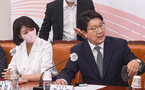 이준석 국민의힘 대표가 20일 서울 여의도 국회에서 열린 최고위원회의에서 비공개 회의 현안 논의 문제를 놓고 배현진 최고위원과 갈등을 논쟁을 벌인 뒤 일어서자 권성동 원내대표가 급히 이 대표를 부르고 있다.2022. 6. 20  김명국 기자