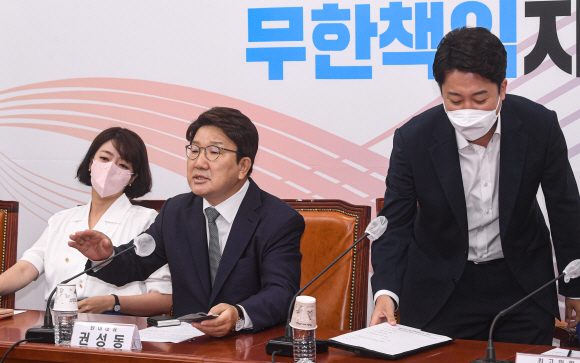 이준석 국민의힘 대표와 배현진 최고위원이 20일 서울 여의도 국회에서 열린 최고위원회의에서 비공개 회의 현안 논의 문제를 놓고 갈등을 빚자 권성동 원내대표가 급히 회의를 비공개로 전환하고 있다.2022. 6. 20  김명국 기자