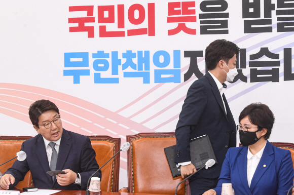 이준석 국민의힘 대표가 20일 서울 여의도 국회에서 열린 최고위원회의에서 비공개 회의 현안 논의 문제를 놓고 배현진 최고위원과 논쟁을 벌인 뒤 회의장을 나서려고 하고 있다. 2022. 6. 20  김명국 기자