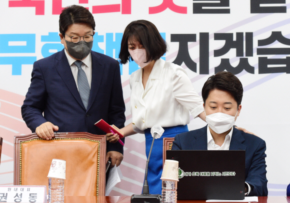 배현진 국민의힘 최고위원이 20일 국회에서 열린 최고위원회의에 참석하며 이준석 대표의 어깨를 만지고 있다.2022. 6. 20  김명국 기자