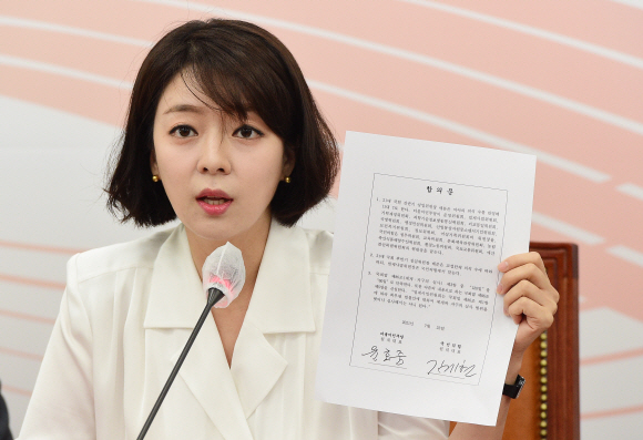 배현진 국민의힘 최고위원이 20일 국회에서 열린 최고위원회의에서 21대 국회 전반기 상임위원장 배분 여야 원내대표의 합의문을 들어보이고 있다.2022. 6. 20  김명국 기자