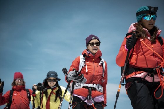 배우 이시영(왼쪽에서 세 번째)을 포함한 여성 산악인 80여명이 해발고도 4164m 브라이트호른 정상에 올랐다. 스위스관광청 제공