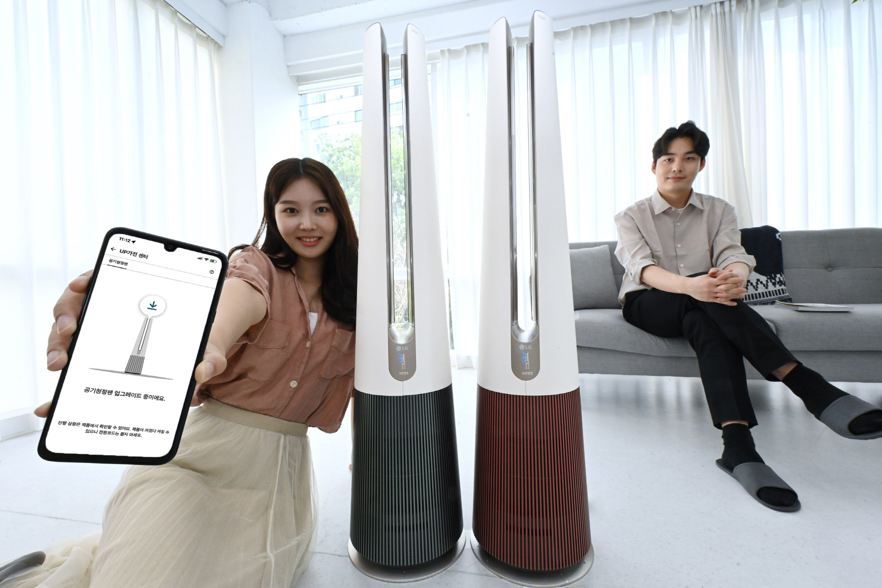 LG전자 모델들이 LG 씽큐(LG ThinQ) 앱의 ‘UP가전 센터’를 통해 신규 기능인 ‘자연청정모드’를 업그레이드하고 있다. LG전자 제공 