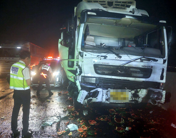서해안고속도로서 8.5t 트럭 등 3대 추돌…1명 사망