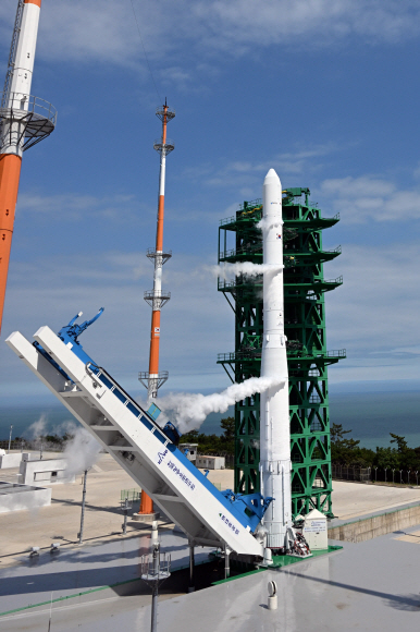 순수 국내 기술로 설계 및 제작된 한국형 발사체 누리호(KSLV-Ⅱ)의 2차 발사일인 21일 전남 고흥군 나로우주센터 발사대에 거치된 누리호에서 기립장치가 분리되고 있다. 실제 기능이 없는 모사체(더미) 위성만 실렸던 1차 발사와 달리 이번 2차 발사 누리호에는 성능검증위성과 4기의 큐브위성이 탑재됐다. 2022.6.21  고흥 사진공동취재단